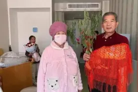 67岁妈妈备受质疑，不顾劝阻生下女儿，如今全家和睦，孩子可爱图片