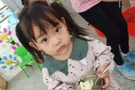 幼儿园老师误以为家长没交餐费，不给孩子饭吃，还录视频发给家长图片