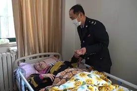 战友意外去世，他帮忙照顾父母4年！老人把这些事，记在了满墙的挂历上图片