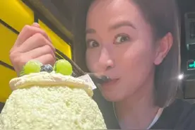 佘诗曼与帅哥共进晚餐，男方搂肩合影举止亲密，赞阿佘素颜大美人图片