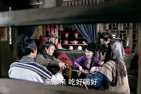 孙二娘喝酒真豪爽，这美女喝酒比爷们还爷们，真是女中豪杰视频封面