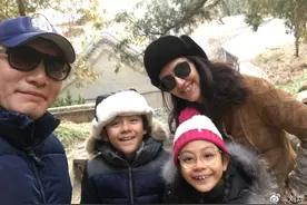 刘烨一家四口罕同框，父女十指相扣不管妈妈，10岁诺一身高惊人图片