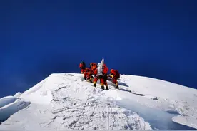 为什么隔一段时间，就要测量珠峰的高度？珠峰顶上到底是啥样？图片