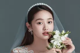 浪漫唯美的室内简约风婚纱照，美极了图片