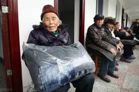 年轻人不想生孩子？丁克的养老问题很严峻，有两大缺陷图片