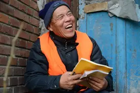 20年、30万字小说……65岁保洁大叔竟是现实版“扫地僧”图片
