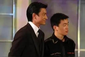 王宝强：走红后不忘本，离婚时坚强隐忍，母亲离世却嚎啕大哭图片