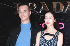 黄觉和娇妻同框，麦子的随性搭配好优雅，黄觉成“宠妻狂魔”图片