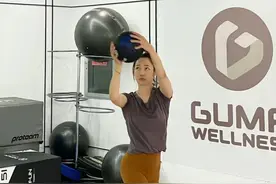白百何晒体重122斤，但穿健美裤腿很细，就是腹部赘肉泛滥臀大图片