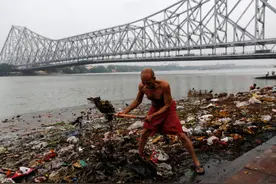 骨灰，大便，超级细菌！恒河水都这样了，还有人敢喝？图片