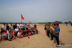 珲春市阳光创业者协会爱心车队演练变实战，及时救出两辆沙滩搁浅汽车图片