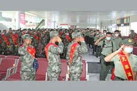 河南焦作：入伍新兵车站偶遇退伍老兵图片