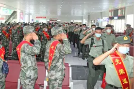 河南焦作：入伍新兵车站偶遇退伍老兵图片