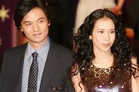 莫文蔚50岁生日，与外籍老公四手联弹太恩爱，曾扬言不生娃不领养图片