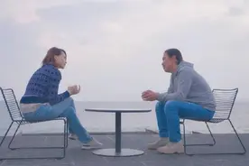 47岁董卿与神秘男子热聊？穿着臃肿疑发福，身旁男孩身份引猜测图片