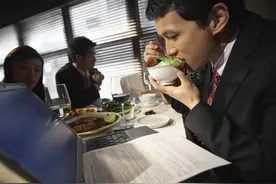 “同事跳槽第二天，我也辞职了”图片