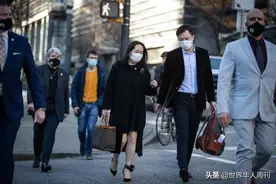 看到那个孟晚舟身后的男人，我终于明白她的底气在哪里图片