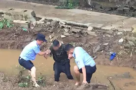 尴尬！铜陵一男子下水捉龟 在泥潭里从早困到晚图片