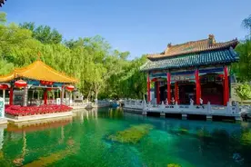 去过趵突泉，你知道泺源堂抱柱上的对联来历吗？图片
