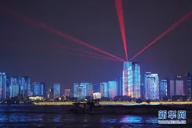 武汉25公里大型灯光秀深情告白祖国图片