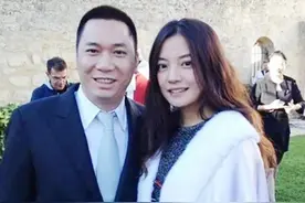 黄有龙因欠上亿贷款被告，频频被曝经济问题，与妻子赵薇感情堪忧图片