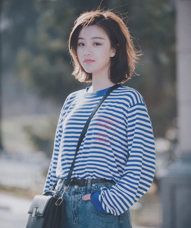 轻熟女生的知性短发发型:蓬松侧分减龄,水波纹优雅,外扣更妩媚