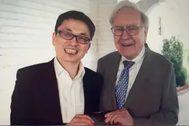 巴菲特当了一回张磊的司机，张磊从此走上人生巅峰，发生了什么？图片