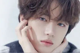 韩国男偶像女性化趋势：九分上衣+闪粉彩妆+无腋毛…图片