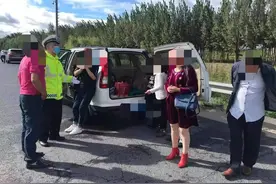 高速交警查获超员车俩孩子竟睡在后备厢内！假期返程途中车内需保证一人一座 全员系好安全带图片