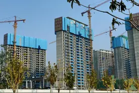 连续3个月下跌，成交量近乎“腰斩”，郑州新房市场太难了图片