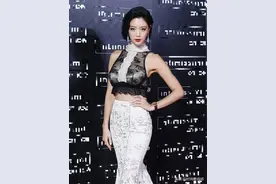 克拉拉“尤物身材”好惊艳，穿蕾丝上衣配半身鱼尾裙，凹凸感无敌图片