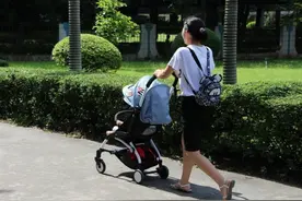 "溜娃"时在婴儿车上乱挂遮阳物，不仅不能降温，还会热坏宝宝图片