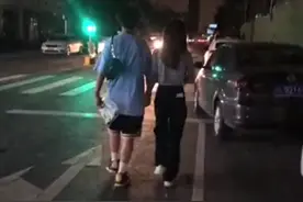 妈妈意外撞见儿子和女孩牵手走路，瞬间感触颇深：离我越来越远了图片