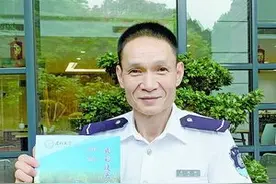“励志保安哥”写书献礼厦大百年校庆图片