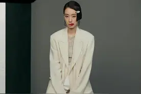 张小斐“换脸”后时尚感赢过杨幂！剪半公主切短发化红唇，大变样图片