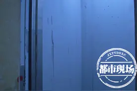 江西吉安一小区电梯内气味刺鼻，物业：刷油漆除"牛皮癣"图片