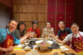 姚迪到北京和郎平朱婷同吃火锅，网友：香香可真算是抱对大腿了图片