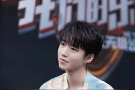 有一种帅boy叫王俊凯，穿花衬衫配工装裤阳光帅气，你被迷到没图片