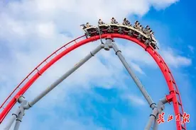 一日一景｜在亚洲首座双龙木质过山车上尖叫，去武汉欢乐谷的三个理由图片