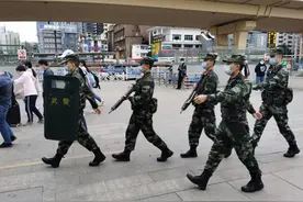 “落单”小女孩跟兵哥走了一路……接下来的一幕感动所有人图片