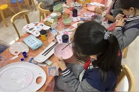 闲置锅碗瓢盆还能变成手绘乐器？这些小朋友们用奇思妙想装扮社区图片