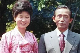 悲情朴槿惠：22岁丧母，27岁丧父，三姐弟闹矛盾，出狱后无枝可依图片