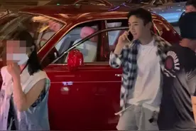 王思聪夜店玩不停，开1300万豪车连赶两场，脚上粉拖鞋穿了一个月图片