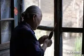 老妈叫我回家吃饭，接过我给她的口罩说：回去吃一样，就不留你了图片