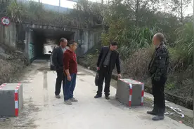 党委书记大怒！急令抡起大锤砸路障——湘鄂边界一处非法设置的绊脚石被彻底铲除图片