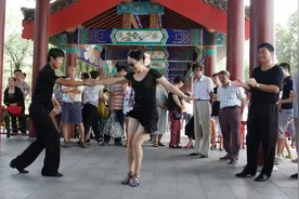 为什么奉劝老年人不要去跳交谊舞？60岁阿姨直言：交谊舞害人不浅图片
