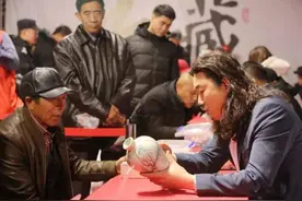 鉴宝专家现场做局，以17万骗走价值8000万乾隆真迹！图片