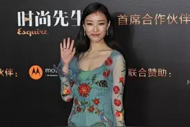 倪妮穿黑色深V连衣裙亮相，气场不输超模奚梦瑶，好身材就是自信图片