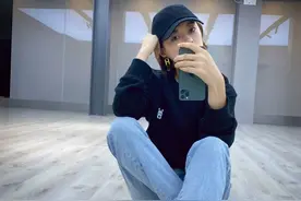 孙俪越活越年轻了，黑色卫衣配牛仔裤造型简单，有一种少女的感觉图片