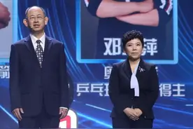 邓亚萍47岁风采依旧！一身西装配飘带衬衫，小个子难掩强大气场图片